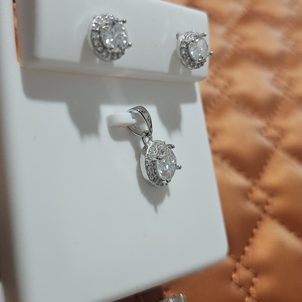 Beautiful 3ct Real Moissanite Halo Setting Earring & Pendant Set - Picture 4 of 5